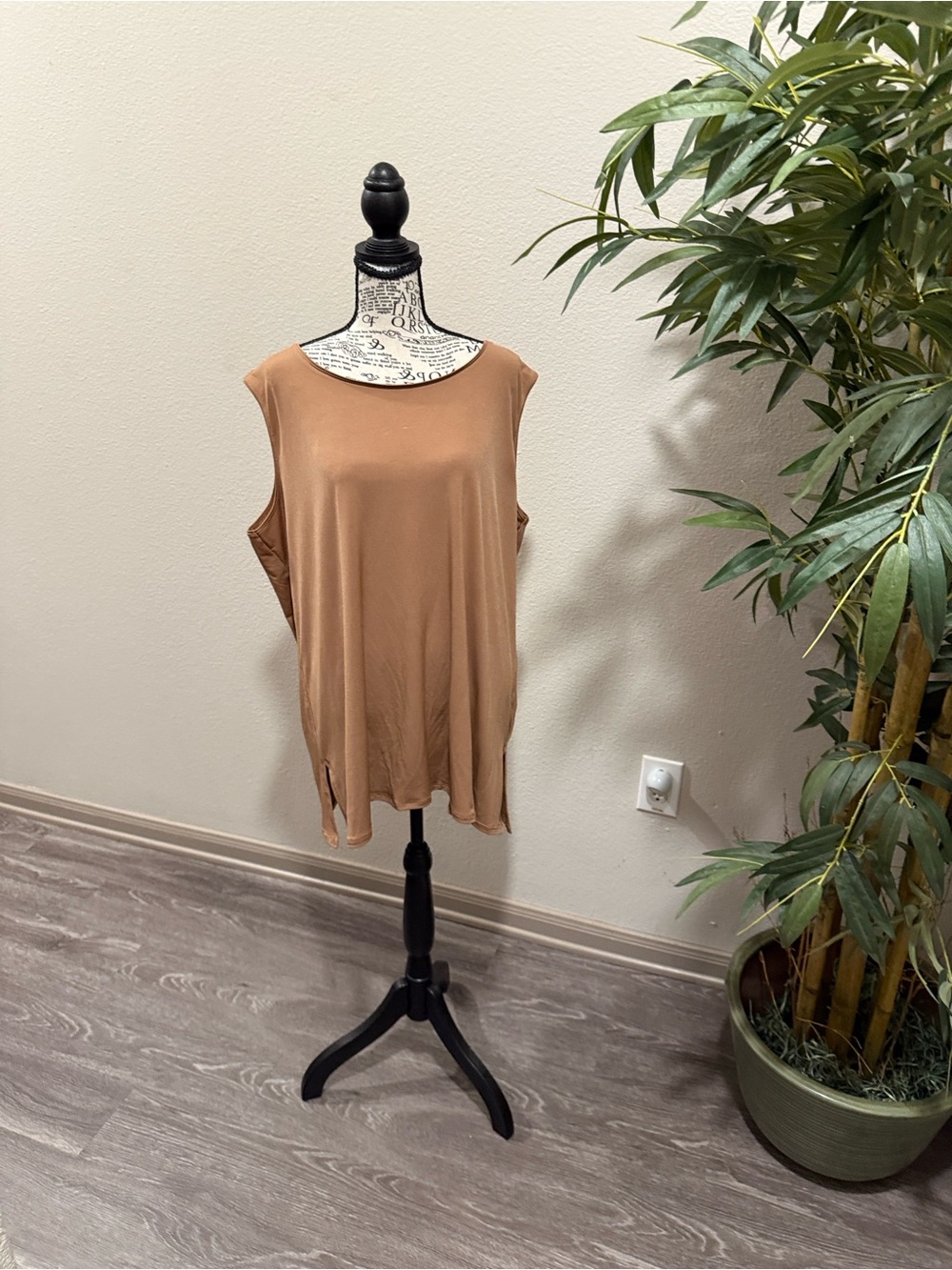 Women’s Sleeveless Scoop Neck Tank Top - Camel